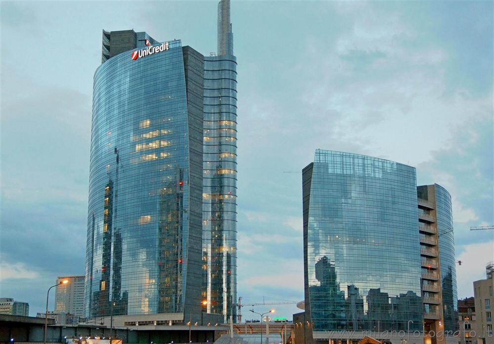 Milano - Il cielo nuvoloso riflesso sulle torri Unicredit